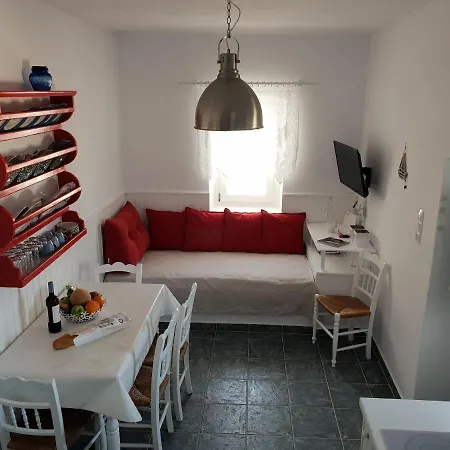 Traditional Waterfront House Ferienhaus Mandrakia