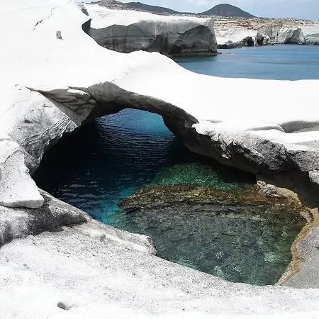 Traditional Waterfront House Nyaraló Mandrákia