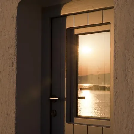 Traditional Waterfront House * Mandrákia