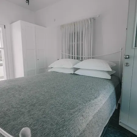 Traditional Waterfront House Nyaraló