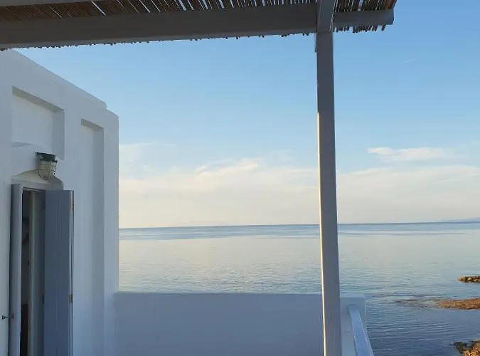 別荘 Traditional Waterfront House