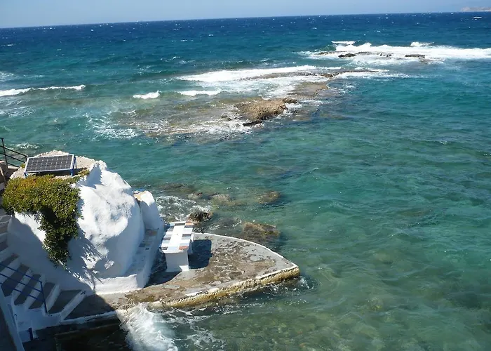 別荘 Traditional Waterfront House