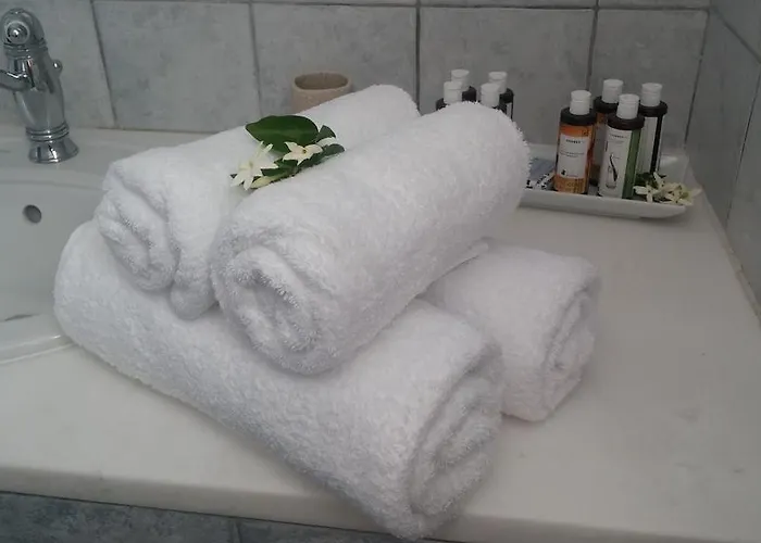 別荘 Traditional Waterfront House