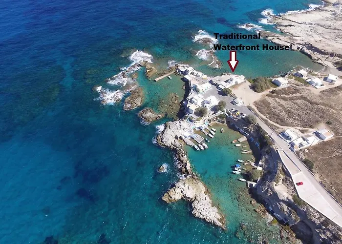 別荘 Traditional Waterfront House