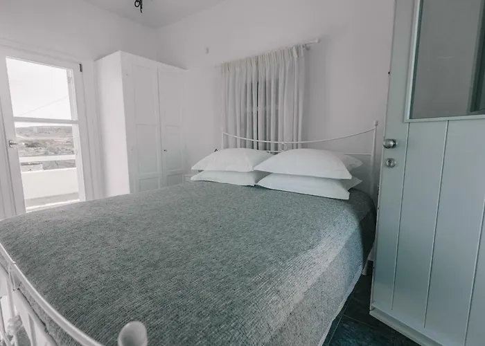 Traditional Waterfront House 別荘